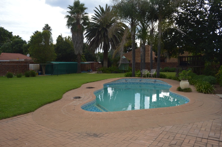 4 Bedroom Property for Sale in Flimieda North West